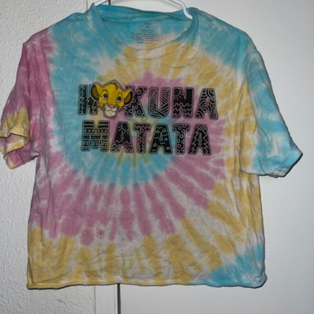 M tie dye lion king shirt